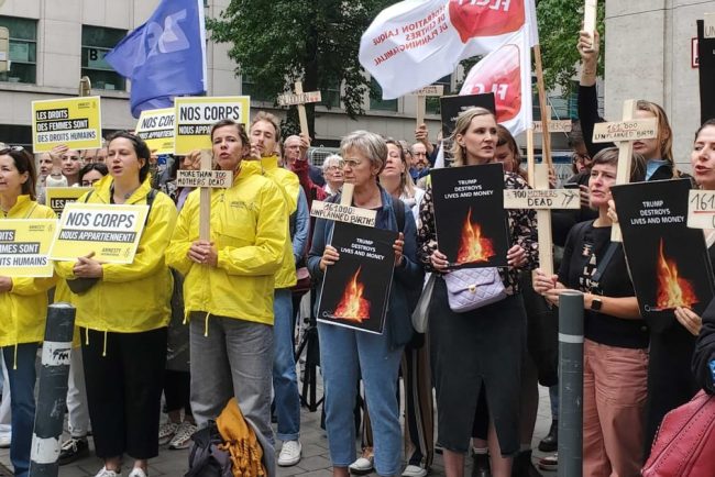 Protestatarii cer UE sa opreasca arderea contraceptivelor SUA