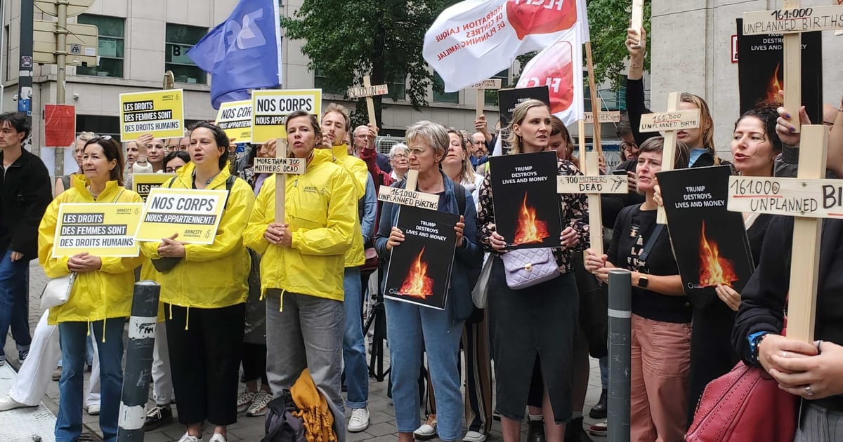 Protestatarii cer UE sa opreasca arderea contraceptivelor SUA
