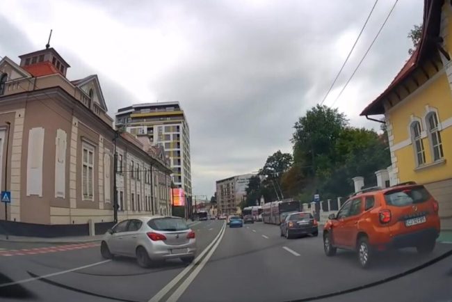 Sofer grabit incalca linia dubla continua in Cluj