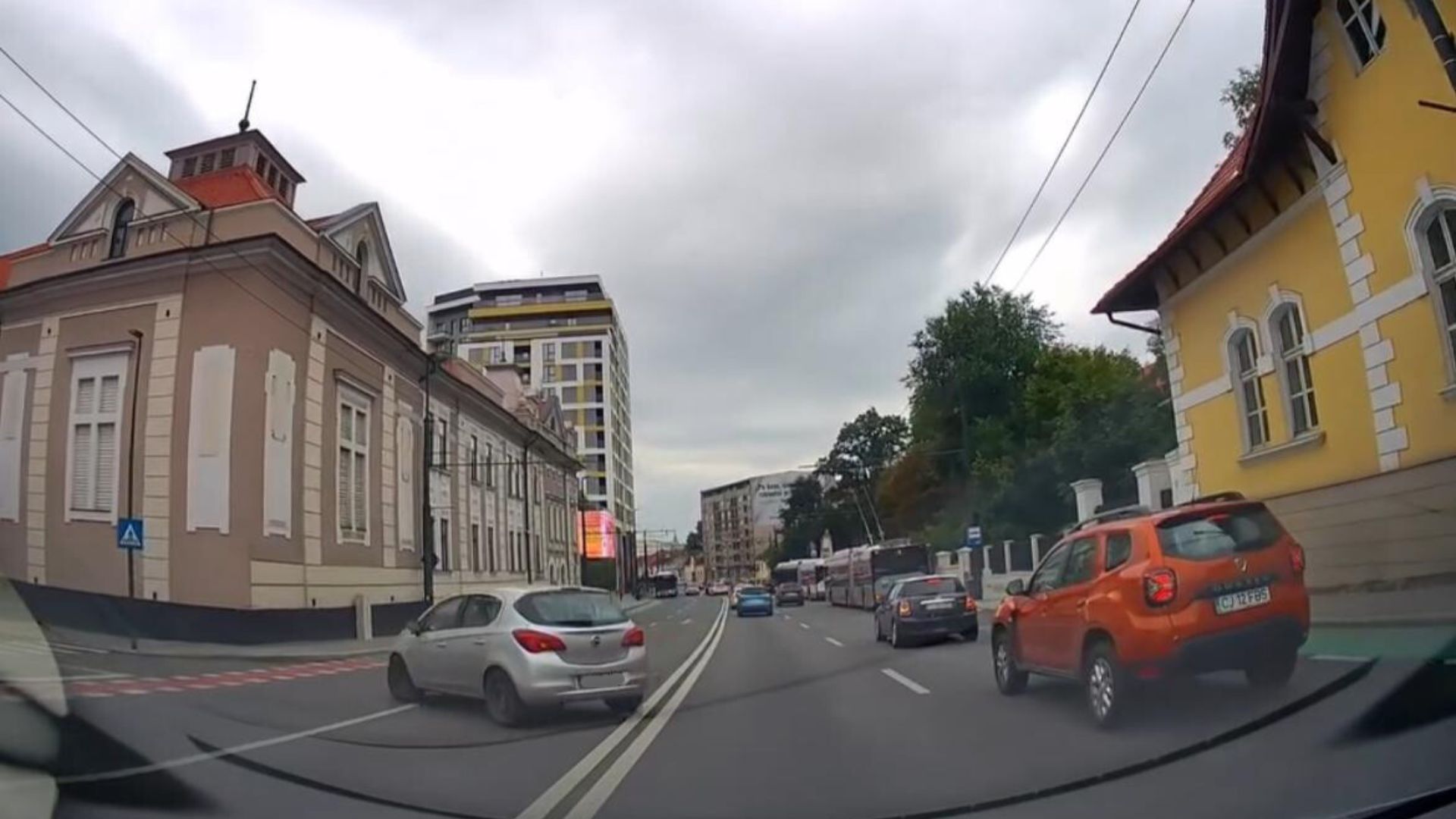 Sofer grabit incalca linia dubla continua in Cluj