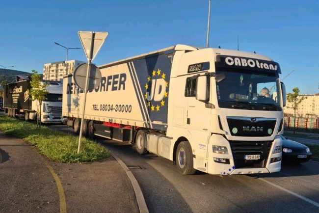 Soferii de camioane din Bosnia blocheaza transportul