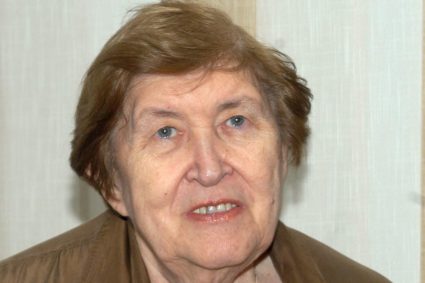 Steluta Coposu sora lui Corneliu decorata de Nicusor Dan