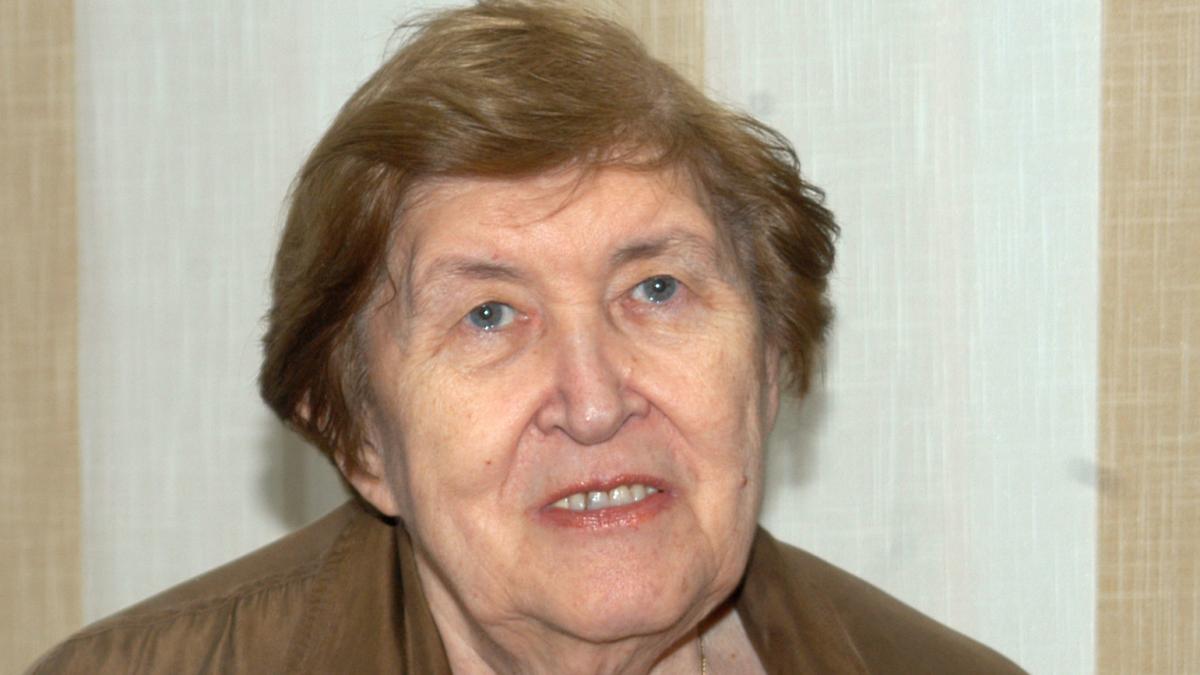 Steluta Coposu sora lui Corneliu decorata de Nicusor Dan