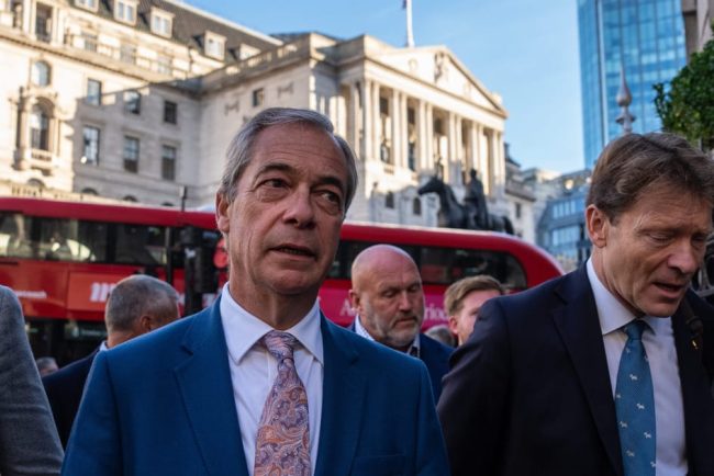 Britanicii solicita retragerea lui Nigel Farage de la Brexit