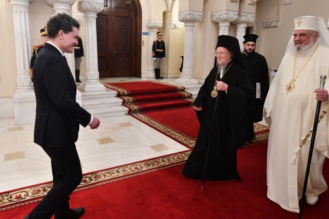 Nicusor Dan a decorat Patriarhul Daniel