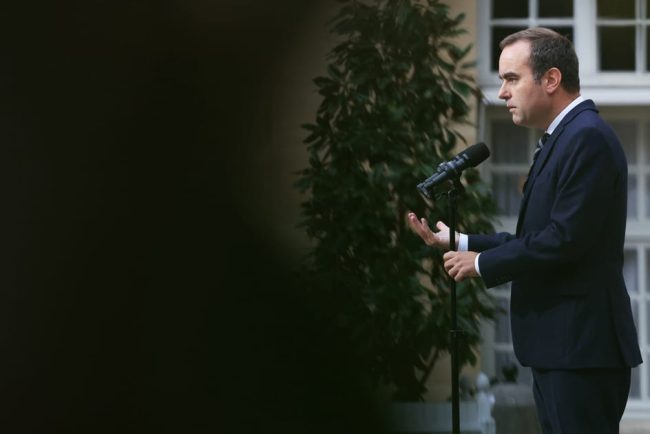 Premierul francez si guvernul au demisionat