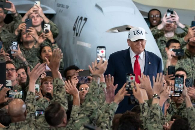 Trump sustine mitinguri pe portavion legand comertul de obiective militare
