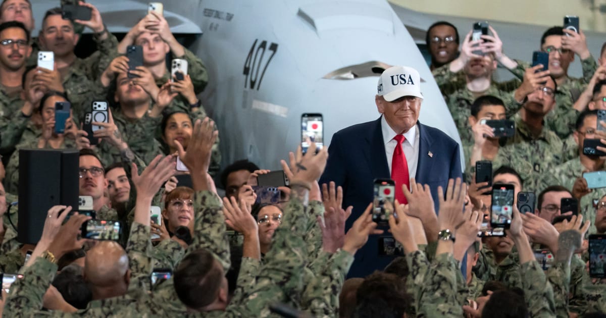Trump sustine mitinguri pe portavion legand comertul de obiective militare