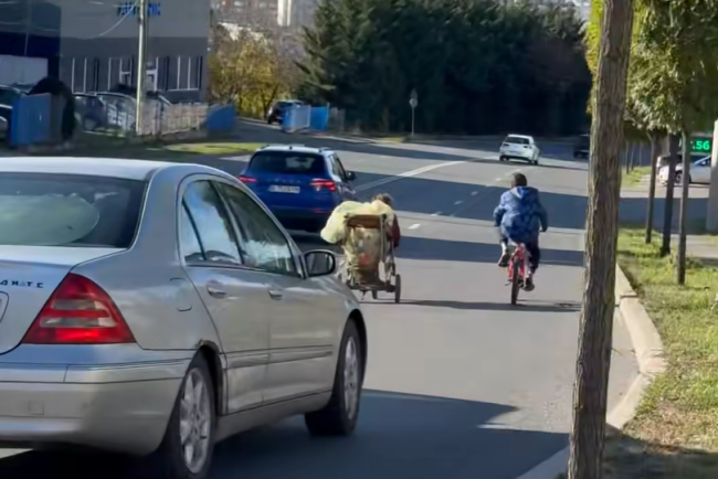 VIDEO Incredibil Doi copii in pericol in trafic
