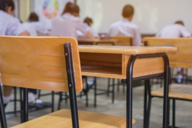 Invatatorul din Lugoj cercetat pentru ca a palmuire doua eleve de 10 ani
