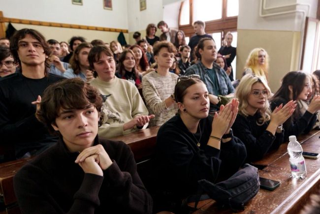 Ministrul Educatiei a gasit solution pentru bursele studentilor