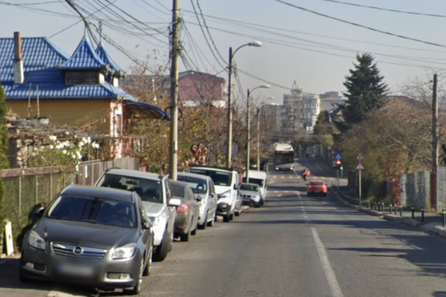 Parintii din Cluj Napoca disperati Trotuarul e blocat
