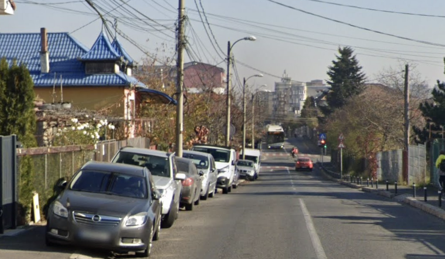 Parintii din Cluj Napoca disperati Trotuarul e blocat