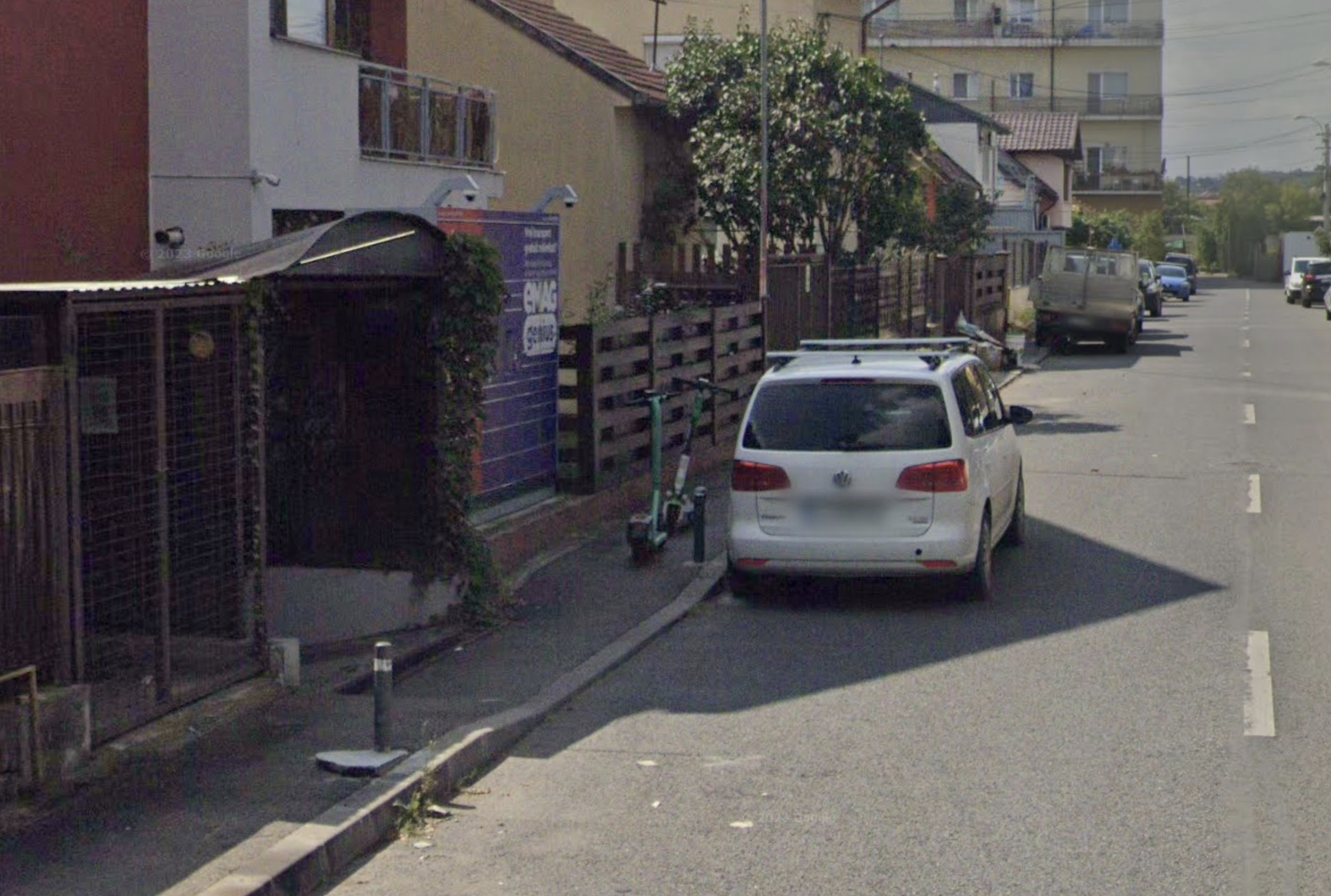 Pericol zilnic pentru soferii din Cluj Iesirea din parcare cosmar din parcarile ilegale