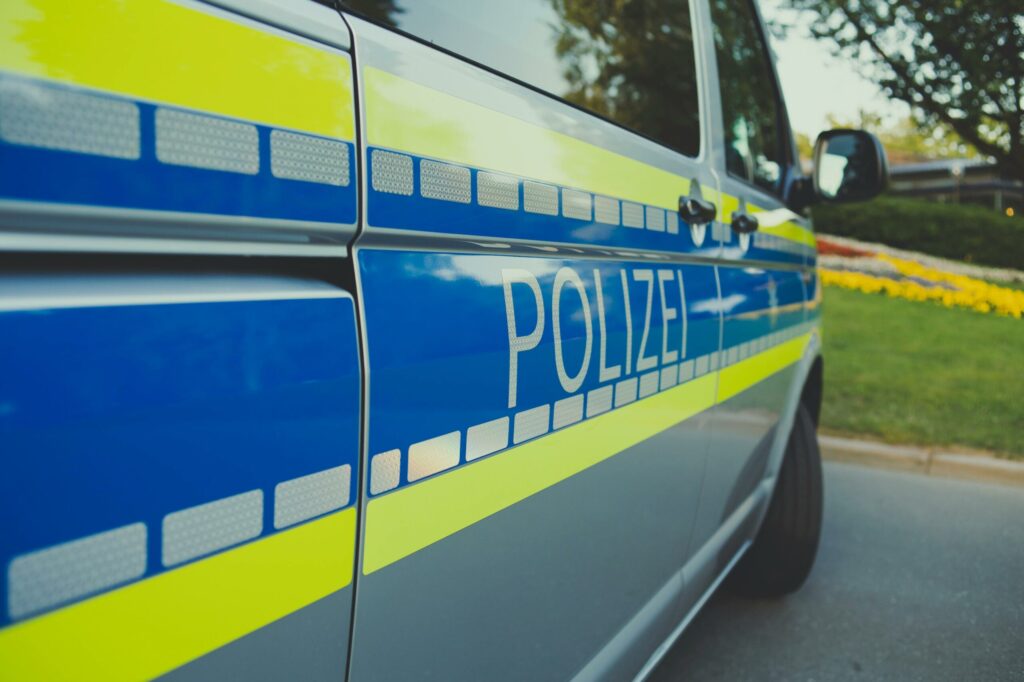 Politia germana cerceteaza svasticile cu sange de pe masini