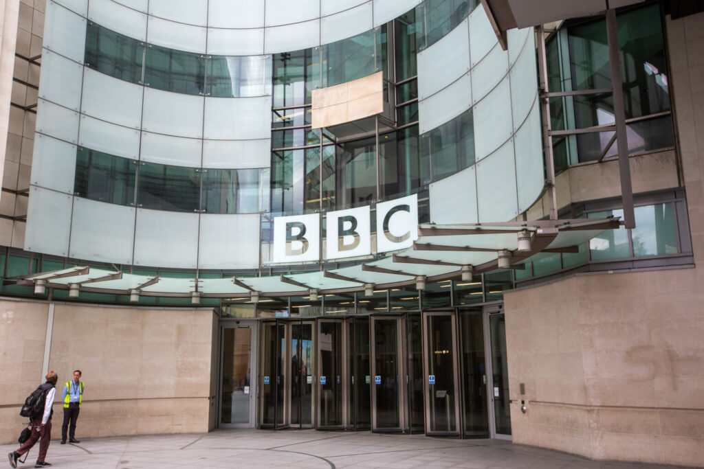 Un membru al consiliului BBC demisioneaza criticand guvernanta