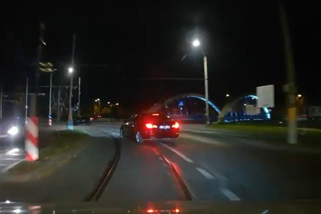 VIDEO Soferita blonda cu BMW isi face propriile reguli in Cluj