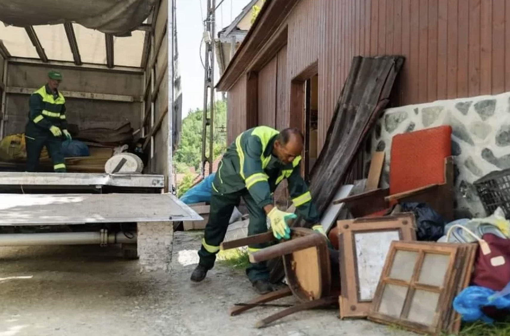 Vrei s te debarasezi de mobila veche si hainele inutile