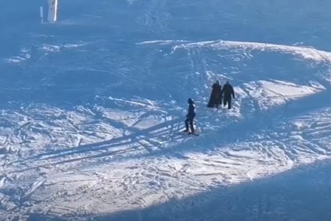 VIDEO O femeie a fost insotita de jandarmi de pe partia de schi Postavarul imbracata in fusta