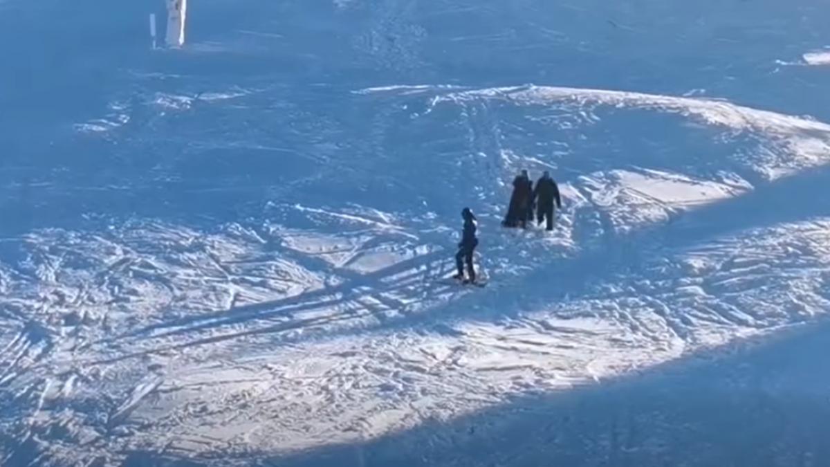 VIDEO O femeie a fost insotita de jandarmi de pe partia de schi Postavarul imbracata in fusta