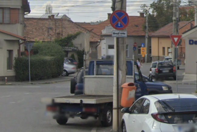 haos pe o strada din cluj parcarile ilegale blocheaza o banda intreaga de circulatie degeaba vine politia si ii amendeaza ca a doua zi sunt din nou aici