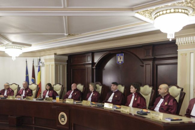 Augustin Zegrean si Tudorel Toader discuta despre consecintele concediului paternal luat de un judecator CCR