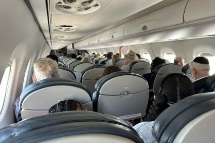 Ce i s a ntamplat unui roman care a intalnit un alt roman intr un avion lux pe exterior saracie pe interior