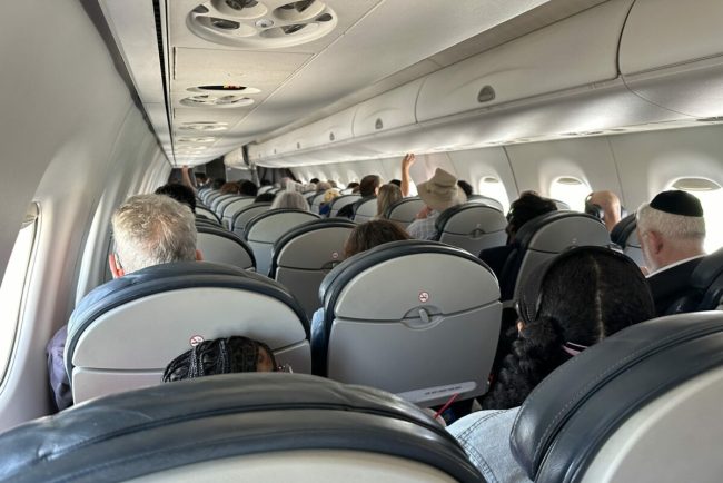 Ce i s a ntamplat unui roman care a intalnit un alt roman intr un avion lux pe exterior saracie pe interior