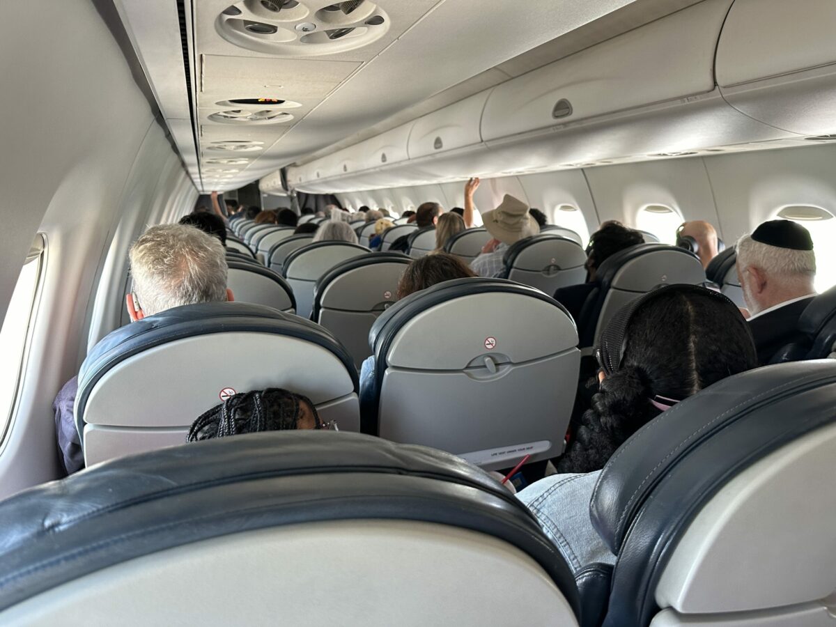 Ce i s a ntamplat unui roman care a intalnit un alt roman intr un avion lux pe exterior saracie pe interior