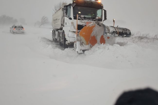 Mai multe persoane au fost blocate in masini pe drumurile din Braila din cauza ninsoarei