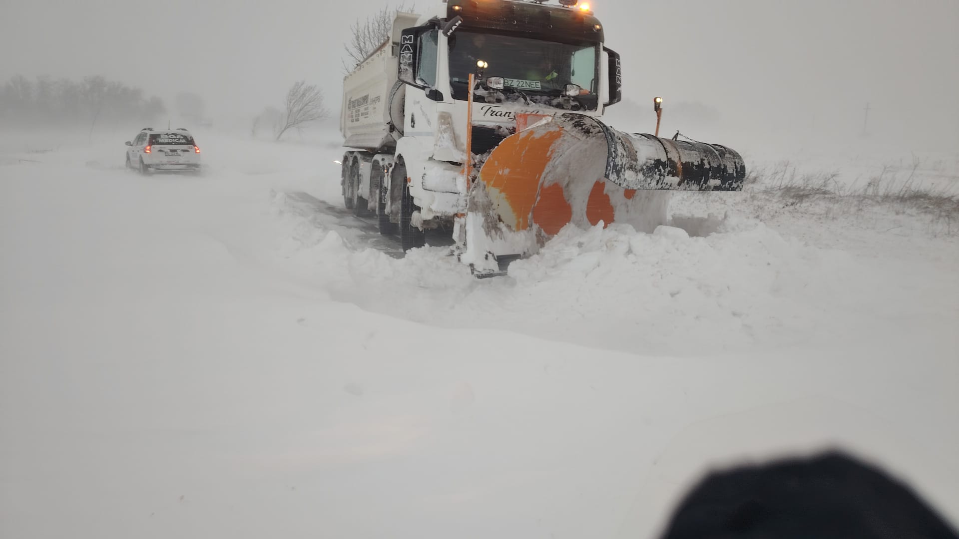 Mai multe persoane au fost blocate in masini pe drumurile din Braila din cauza ninsoarei