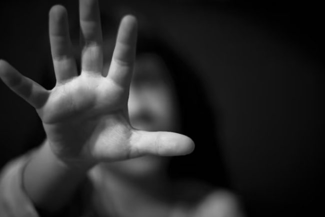 Parlamentul elaboreaza un proiect de lege care modifica infractiunea de pornografie infantila si inclunde grooming ul in Codul penal