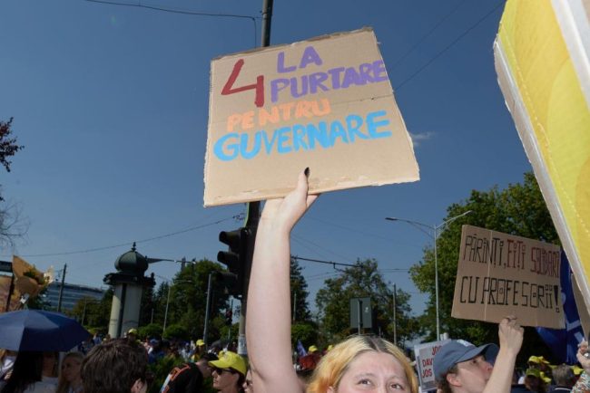 Profesorii si studentii protesteaza impotriva masurilor de austeritate impuse de Guvernul Bolojan 1
