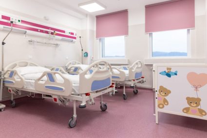comunicat asociatia medici pentru romania a incheiat renovarea si modernizarea sectiei de pediatrie a spitalului municipal curtea de arges