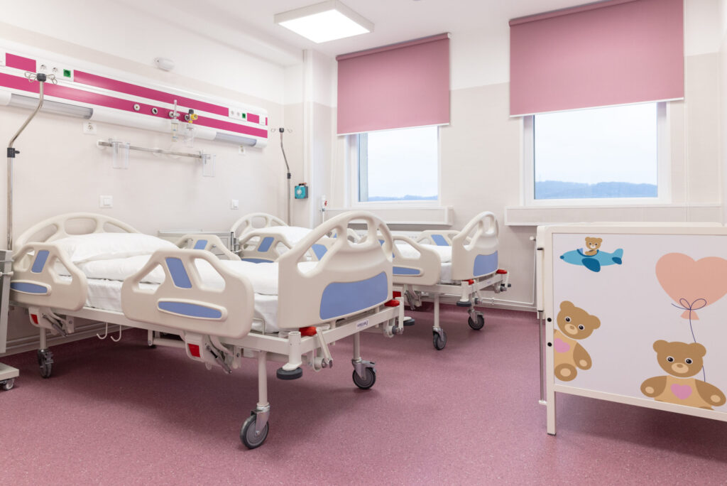 comunicat asociatia medici pentru romania a incheiat renovarea si modernizarea sectiei de pediatrie a spitalului municipal curtea de arges
