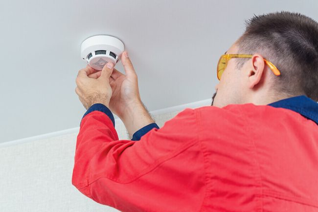 10000 de detectoare de fum si monoxid de carbon instalate gratuit in Romania Campania ajunge si in Cluj Cine poate beneficia de aceste dispozitive salvatoare