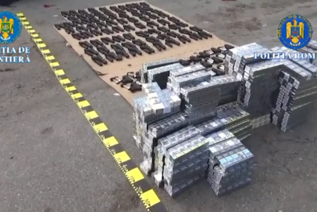 106 arme de foc si 60 000 de tigarete descoperite de politistii de frontiera intr un camion inmatriculat in Turcia la Calafat