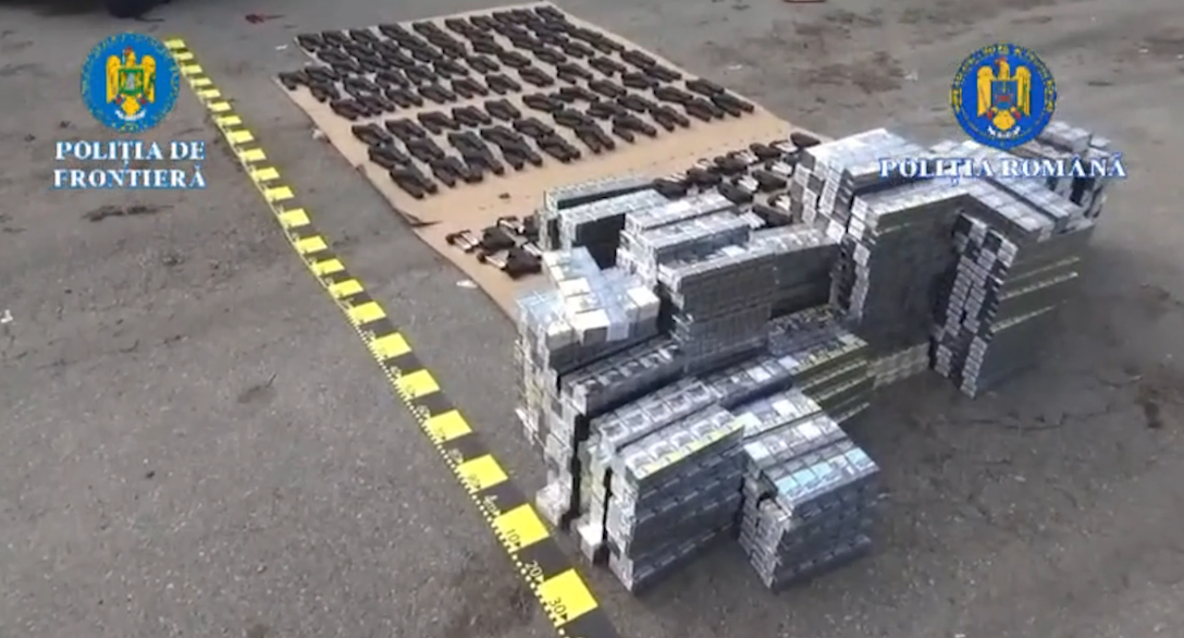 106 arme de foc si 60 000 de tigarete descoperite de politistii de frontiera intr un camion inmatriculat in Turcia la Calafat