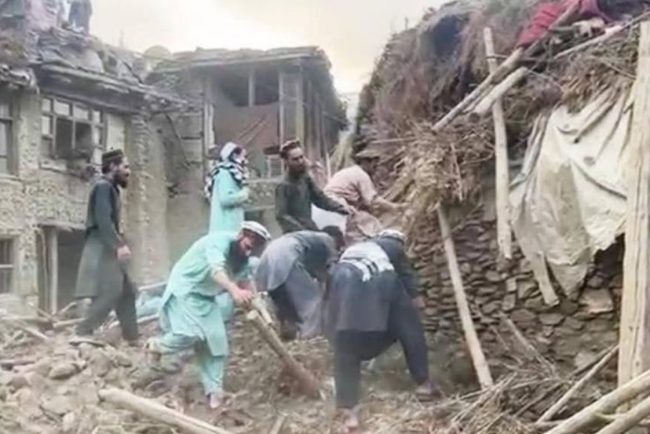 Afganistanul acuza Pakistanul ca a ucis 400 de persoane dintrun atac asupra unui spital din Kabul