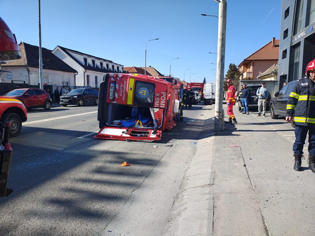 Ambulanta SMURD si un autovehicul implicate intr un accident pe o strada din Sibiu A fost activat Planul Rosu