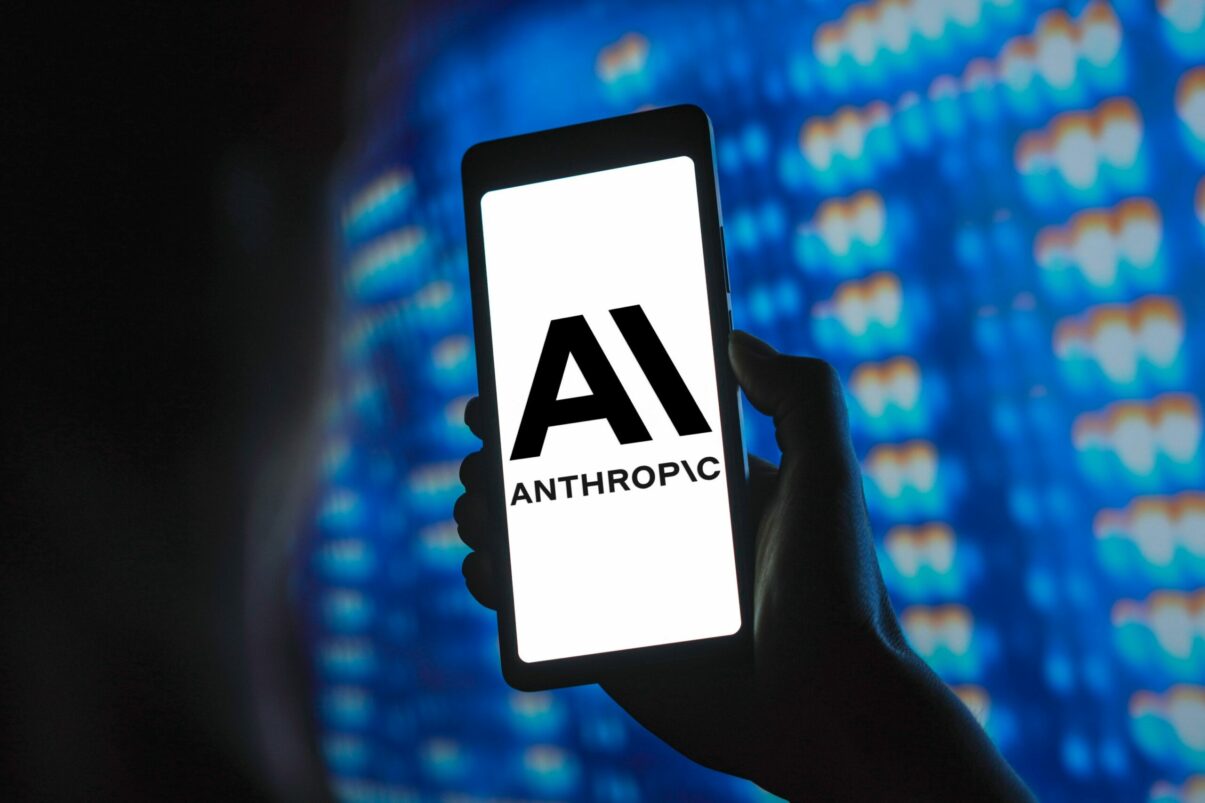 Anthropic reincepe negocierile cu Pentagonul in timp ce OpenAI incheie un acord propriu cu armata SUA