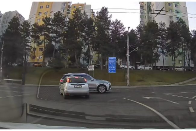 Aproape de un accident serios intr o intersectie din Cluj Napoca Un sofer barosan a fost la un pas sa provoace o tragedie Daca are SUV are prioritate VIDEO