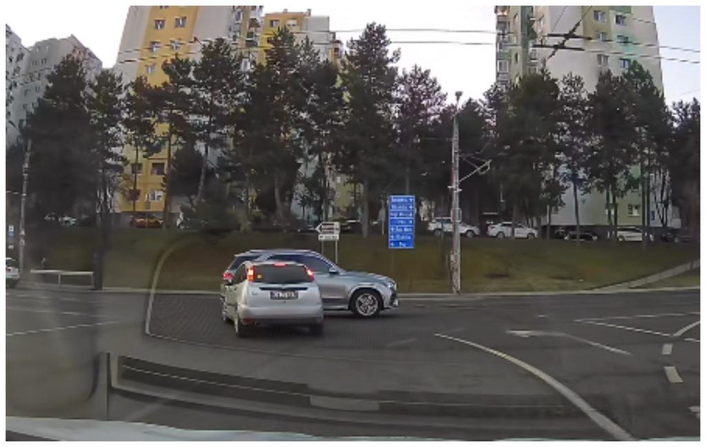 Aproape de un accident serios intr o intersectie din Cluj Napoca Un sofer barosan a fost la un pas sa provoace o tragedie Daca are SUV are prioritate VIDEO