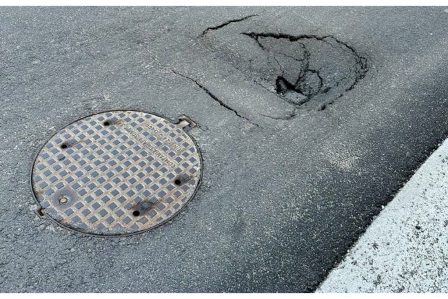 Asfaltul s a deteriorat pe o strada din Floresti Locuitorii cer o interventie rapida Speram sa se repare cat mai repede