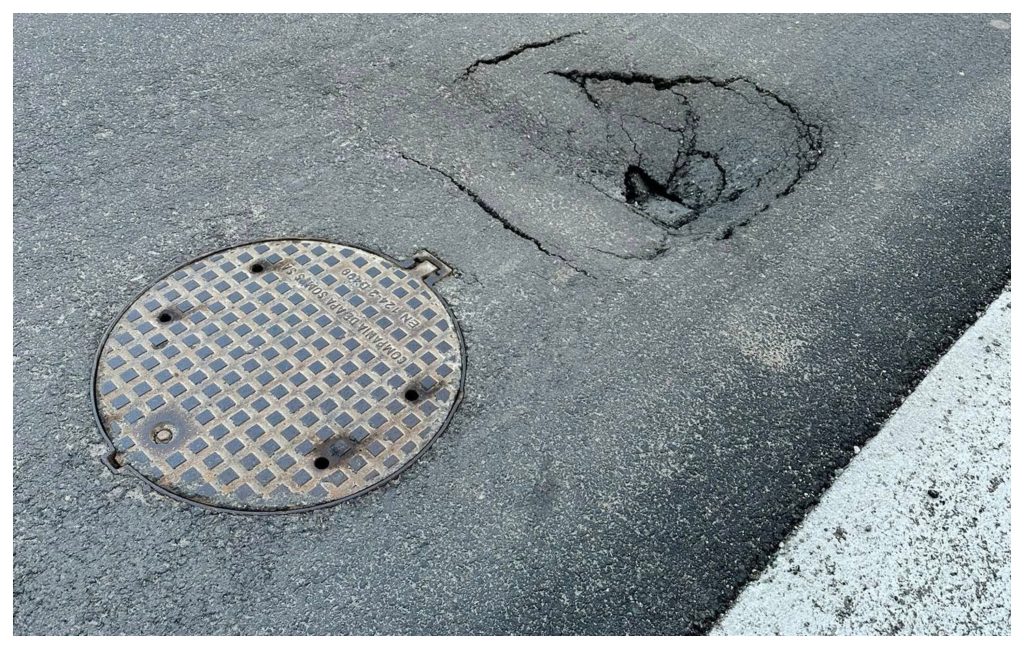 Asfaltul s a deteriorat pe o strada din Floresti Locuitorii cer o interventie rapida Speram sa se repare cat mai repede
