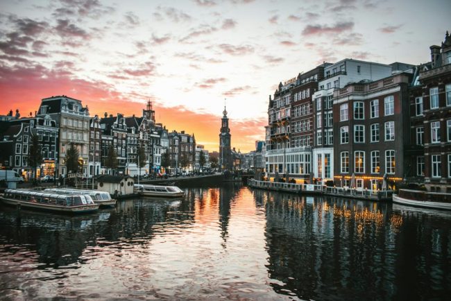 Atac cu explozibili asupra unei scoli evreesti din Amsterdam in miezul noptii