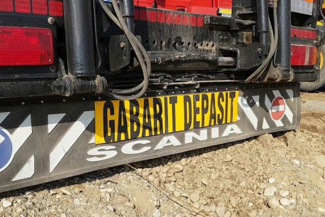 Atentie soferi Un transport de mari dimensiuni va traversa Clujul timp de trei zile efectuand depasiri Se aduce un utilaj Consultati traseul pe care va circula Circulati cu atentie
