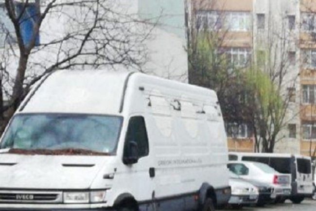 Autoutilitara care blocheaza vizibilitatea intr un cartier din Cluj Napoca Vecinii cer interventia primariei dupa patru luni de suferinta