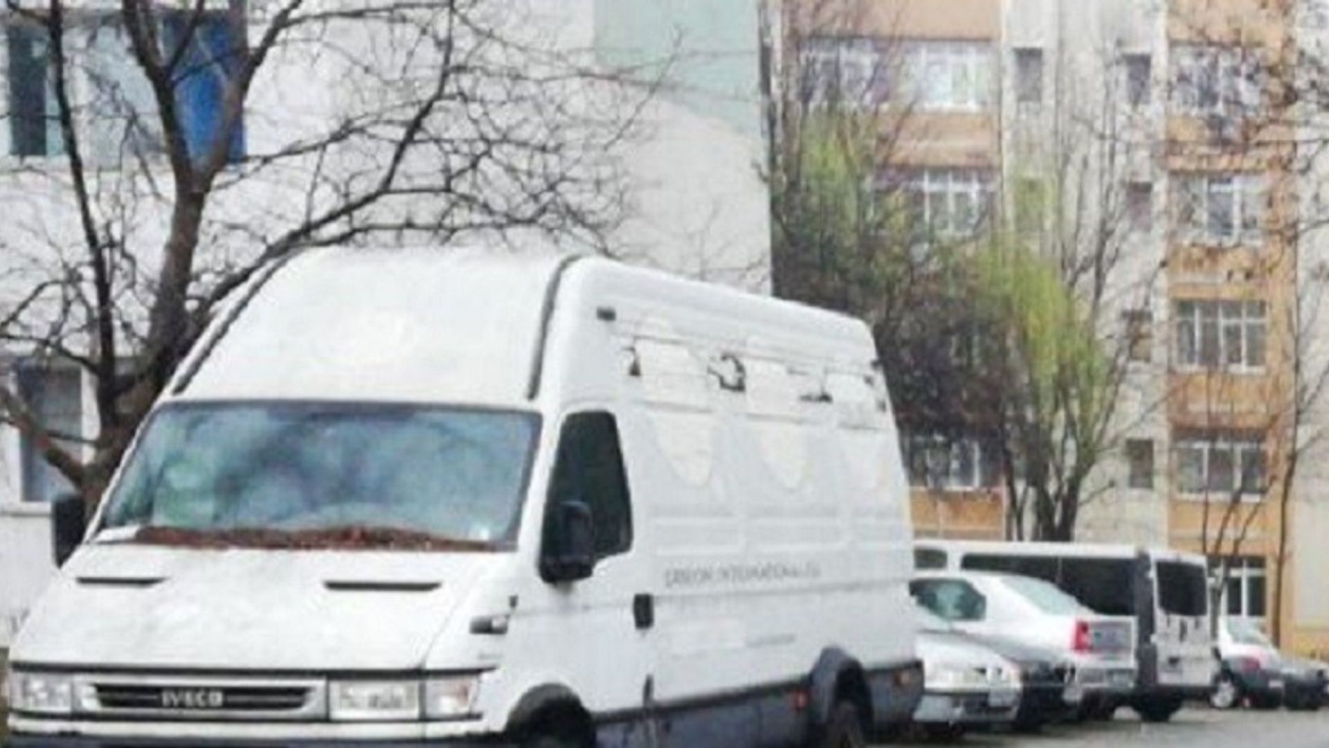 Autoutilitara care blocheaza vizibilitatea intr un cartier din Cluj Napoca Vecinii cer interventia primariei dupa patru luni de suferinta