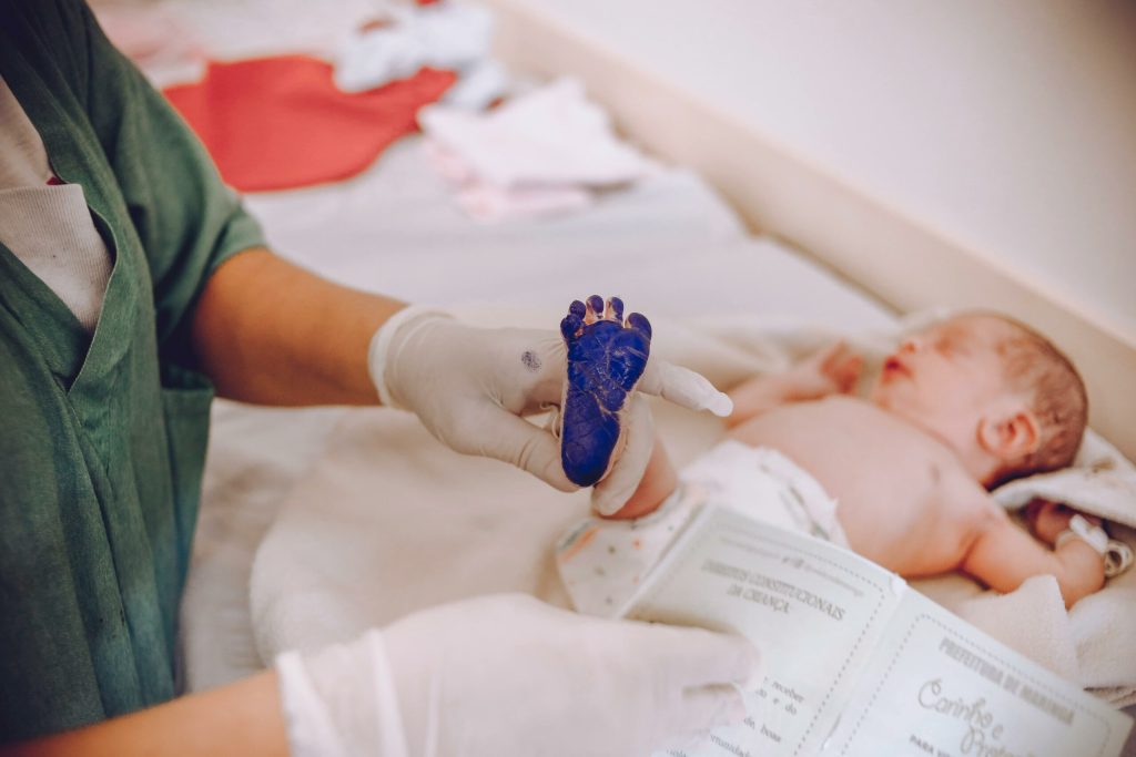 Bebelusii care primesc solutie cu zahar simt mai puotina durere in timpul vaccinarilor si analizelor